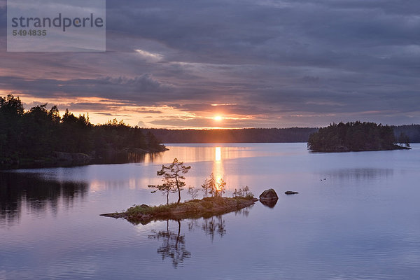 Sonnenuntergang am See Stora Trehörningen  Tiveden Nationalpark  Schweden  Skandinavien  Europa