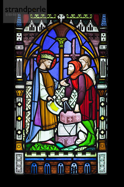 Buntglasfenster mit dem Tempel Salomons  König mit zwei Werkleuten  einer hält einem Kompass  zusammengesetzt von Clayton und Bell  etwa 1860  Museum für Glasmalerei in der Kathedrale von Ely  Ely  England  Großbritannien  Europa