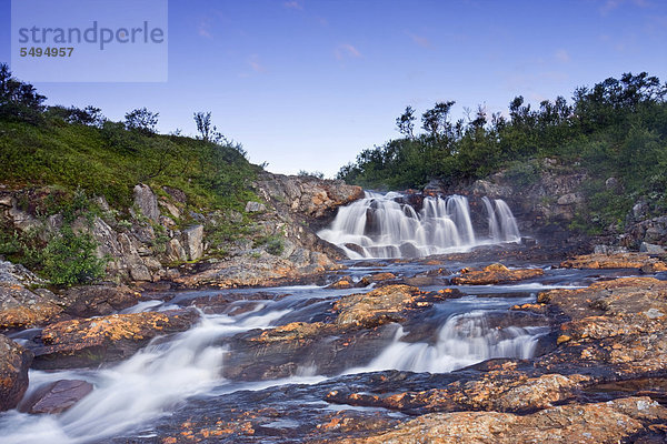 Tverrelva Fluss mit Wasserfall  Litlklepptjørna oder Litlklepptjoerna See  Skarvan und Roltdalen Nationalpark  Skarvan og Roltdalen  Provinz Nord-Trøndelag  Norwegen  Skandinavien  Europa