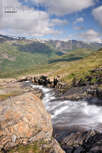 Gebirgsbach in Blakkådal  Blakkadal Tal  Saltfjellet-Svartisen-Nationalpark  Provinz Nordland  Norwegen  Skandinavien  Europa