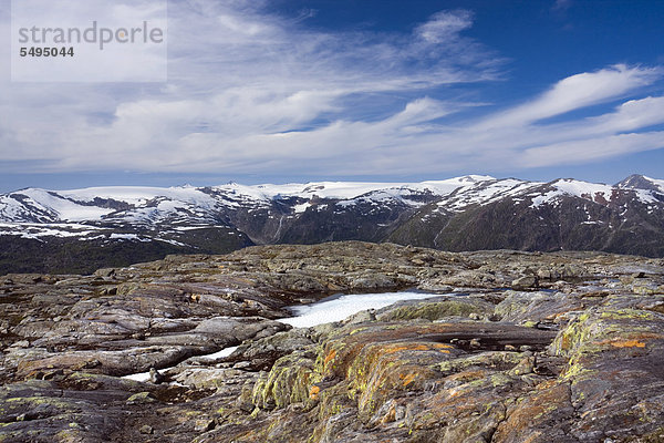 Berge und der Lappbreen-Gletscher  Blick vom Berg Røvassvatnan  der See Røvassvatnan  Saltfjellet-Svartisen-Nationalpark  Provinz Nordland  Norwegen  Skandinavien  Europa