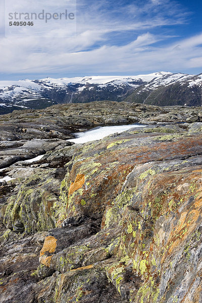 Berge und der Lappbreen-Gletscher  Blick vom Berg Røvassvatnan  der See Røvassvatnan  Saltfjellet-Svartisen-Nationalpark  Provinz Nordland  Norwegen  Skandinavien  Europa