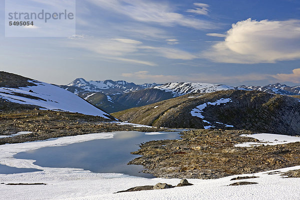 Landschaft beim Berg Røvassvatnet  der See Røvassvatnet  Saltfjellet-Svartisen-Nationalpark  Provinz Nordland  Norwegen  Skandinavien  Europa