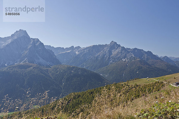 Der Berg Helm  Monte Elmo  2434 m  hinten der Birkenkofel  Croda dei Baranci  2943 m  Sextener oder Sextner Dolomiten  Italien  Europa