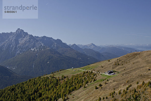 Der Berg Helm  Monte Elmo  2434 m  hinten der Birkenkofel  Croda dei Baranci  2943 m  Sextener oder Sextner Dolomiten  Italien  Europa