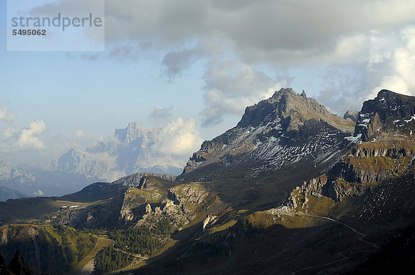 Blick vom Grödnerjoch ins Tal von Corvara  Dolomiten  Südtirol  Italien  Europa