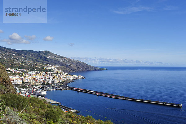 Blick auf Santa Cruz de la Palma mit Hafen  Hauptstadt von La Palma  Kanaren  Kanarische Inseln  Spanien  Europa  ÖffentlicherGrund