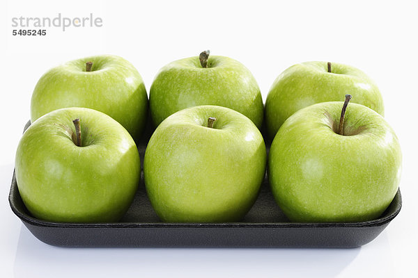 Sechs grüne Äpfel auf Kunststoffschale  Sorte Granny Smith