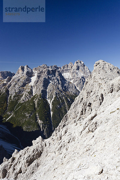 Blick vom Alpinisteig  auf die Dreischusterspitze  Punta dei Tre Scarperi oder Cima di Tre Scarperi hinten und das Fischleintal oder Val Fiscalina unten  Sexten  Hochpustertal  Dolomiten  Südtirol  Italien  Europa