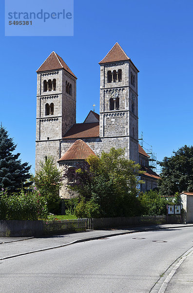 Basilika St. Michael von 1180  spätromanischer Tuffsteinbau  Altenstadt  Oberbayern  Bayern  Deutschland  Europa  ÖffentlicherGrund