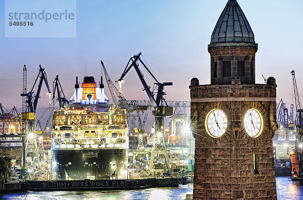 Glasenturm der St. Pauli Landungsbrücken und Kreuzfahrtschiff Queen Mary 2 im Trockendock von Blohm und Voss in Hamburg  Deutschland  Europa
