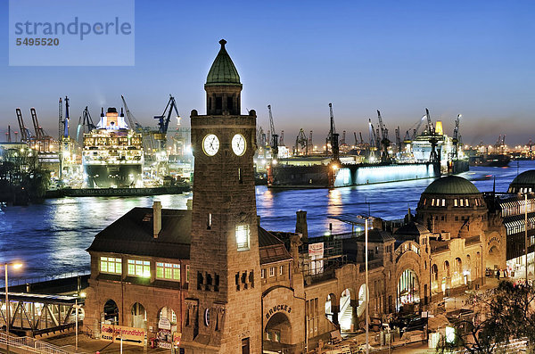 Glasenturm der St. Pauli Landungsbrücken und Kreuzfahrtschiff Queen Mary 2 im Trockendock von Blohm und Voss in Hamburg  Deutschland  Europa