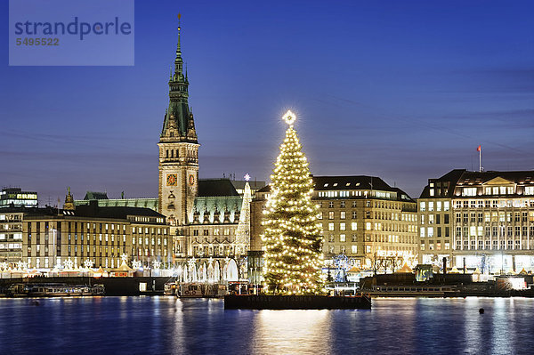 Binnenalster mit Alstertanne und Rathaus zur Weihnachtszeit in Hamburg  Deutschland  Europa