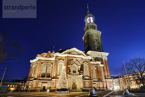 Kirche St. Michaelis mit Weihnachtstanne  in der Neustadt von Hamburg  Deutschland  Europa