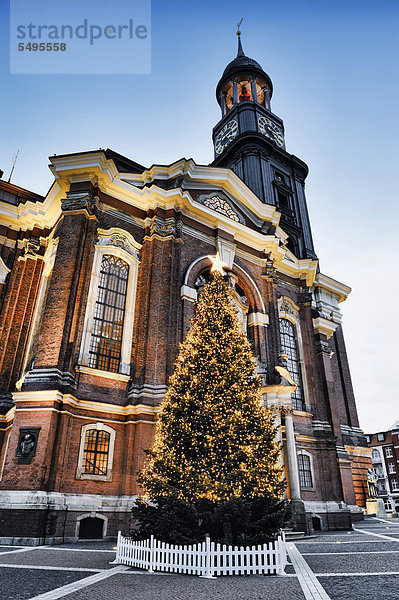 Kirche St. Michaelis mit Weihnachtstanne  in der Neustadt von Hamburg  Deutschland  Europa