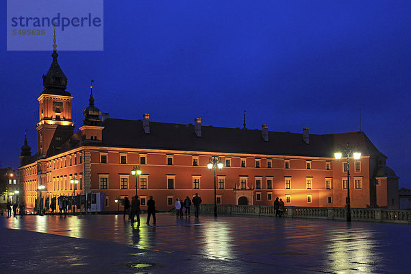 Königliches Schloss und Schlossplatz zur blauen Stunde  Warschau  Masowien  Polen  Europa