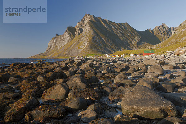 Berge hinter den Felsen am Strand der Norwegischen See  Vikten  Fredvang  Insel Flakstad¯ya  Flakstadoya  Lofoten  Nordland  Norwegen  Europa