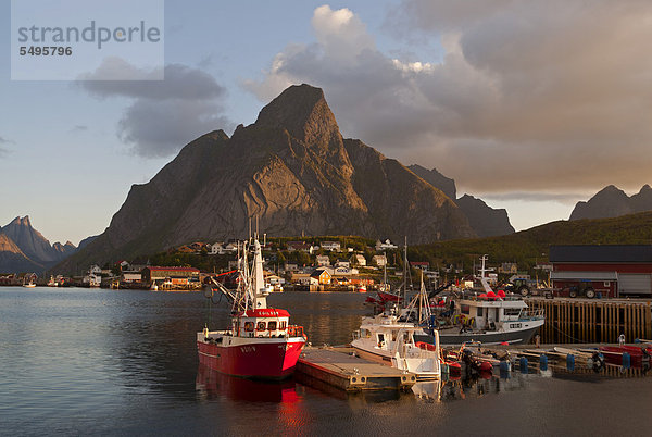 Boote in der Norwegischen See in Reine  Berge hinten  Hamn¯y  Insel Moskenes¯y  Moskenesoy  Lofoten  Nordland  Norwegen  Europa