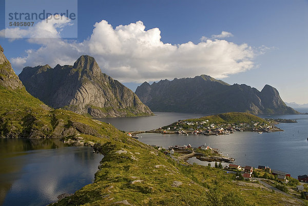 Küste und Berge  Reine  Insel Moskenes¯y  Moskenesoy  Lofoten  Nordland  Norwegen  Europa