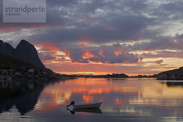 Sonnenaufgang mit kleinem Boot in der Nähe von Reine  Insel Moskenes¯y  Moskenesoy  Lofoten  Nordland  Norwegen  Europa