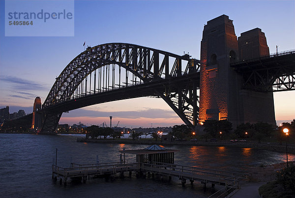 Sydney Harbour Bridge bei Sonnenuntergang  Sydney  New South Wales  Australien