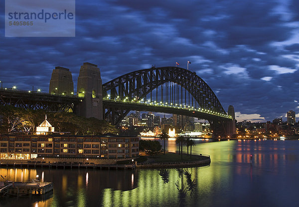 Sydney Harbour Bridge in der Morgendämmerung  Sydney  New South Wales  Australien