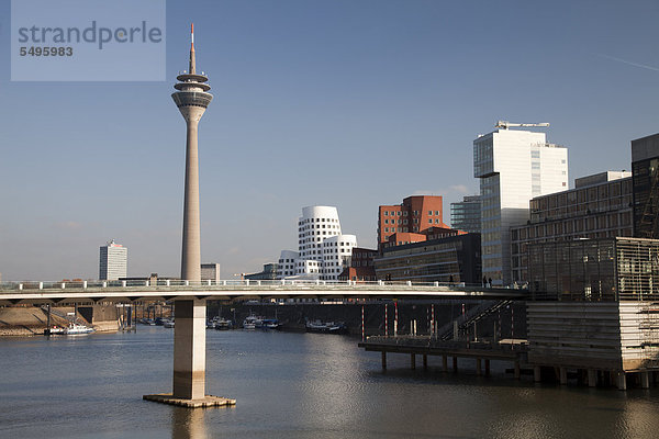 Medienhafen mit Rheinturm  Fußgängerbrücke und Gehry-Bauten  Neuer Zollhof  Landeshauptstadt Düsseldorf  Rheinland  Nordrhein-Westfalen  Deutschland  Europa  ÖffentlicherGrund