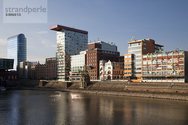 Moderne und farbenfrohe Architektur im Medienhafen  Landeshauptstadt Düsseldorf  Rheinland  Nordrhein-Westfalen  Deutschland  Europa  ÖffentlicherGrund