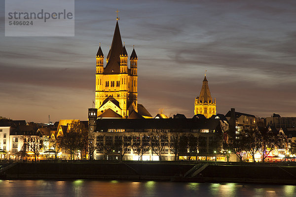 Rheinufer mit Kirche Groß St. Martin und Rathausturm  Köln  Rheinland  Nordrhein-Westfalen  Deutschland  Europa  ÖffentlicherGrund
