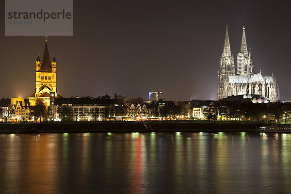 Rheinufer mit Dom und Kirche Groß St. Martin  Köln  Rheinland  Nordrhein-Westfalen  Deutschland  Europa  ÖffentlicherGrund