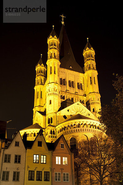 Altstadt am Rheinufer mit Kirche Groß St. Martin  Köln  Rheinland  Nordrhein-Westfalen  Deutschland  Europa  ÖffentlicherGrund