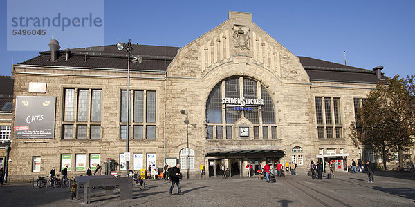Bahnhof der Stadt Bielefeld  Ostwestfalen-Lippe  Nordrhein-Westfalen  Deutschland  Europa  ÖffentlicherGrund