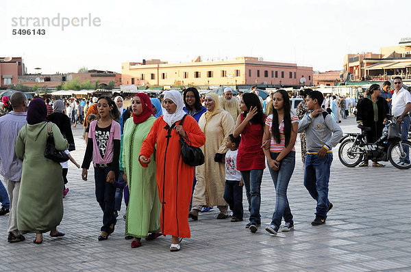 Einheimische bummeln über den Platz der Gehenkten  Djemaa el Fna  Marrakesch  Marokko  Afrika