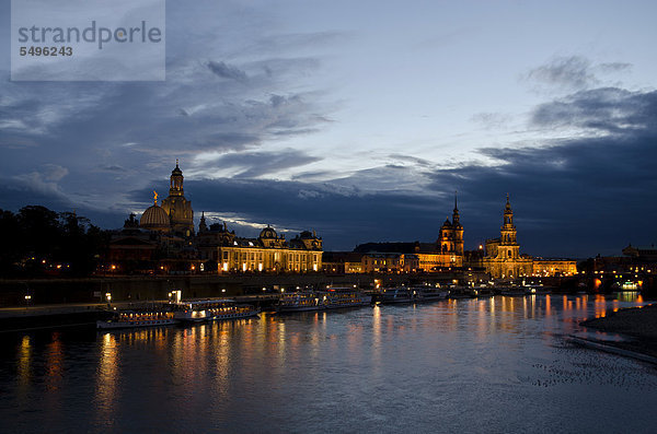 Brühlsche Terrasse und Frauenkirche in der Dämmerung  von der Carolabrücke über die Elbe gesehen  Dresden  Sachsen  Deutschland  Europa