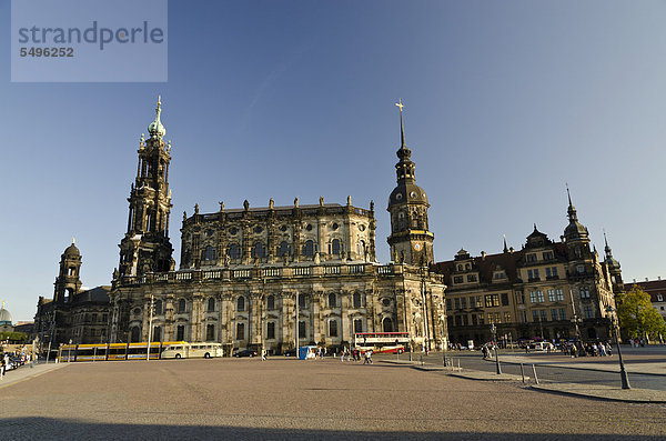 Katholische Hofkirche  daneben das Dresdner Schloss  Dresden  Sachsen  Deutschland  Europa
