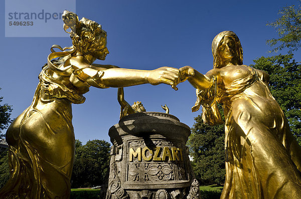 Tanzende goldene Statuen des Mozart-Denkmals  Dresden  Sachsen  Deutschland  Europa