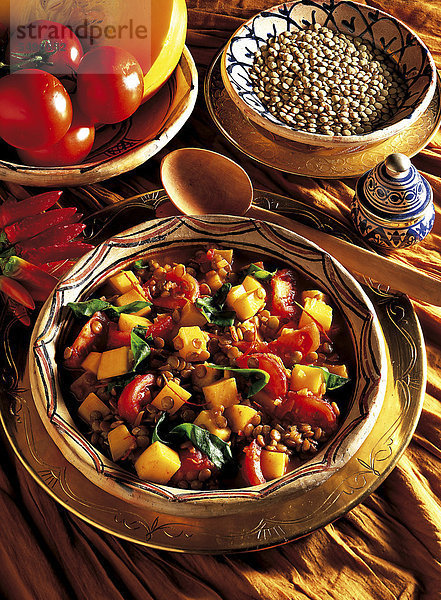Arabische Gemüsesuppe mit Linsen  Kürbis  Tomaten und Mangold  vegetarisches Gericht  Marokko  Rezept gegen Gebühr erhältlich