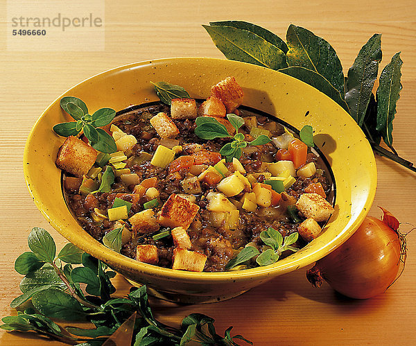 Berglinsen mit Gemüse und Croutons  vegetarischer Eintopf  Deutschland  Rezept gegen Gebühr erhältlich