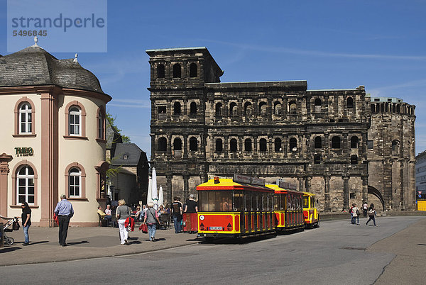 Porta Nigra  Wahrzeichen von Trier und UNESCO Weltkulturerbe  davor die Touristen-Bahn Römer Express  Trier  Rheinland-Pfalz  Deutschland  Europa