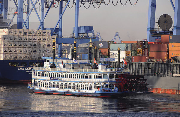 Containerschiffe im Hamburger Hafen mit Radladedampfer  Hafenrundfahrt  Hamburg  Deutschland  Europa