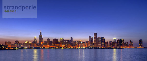 Vereinigte Staaten von Amerika USA Skyline Skylines Hochhaus Michigansee Sears Tower Chicago Abenddämmerung Illinois John Hancock Center