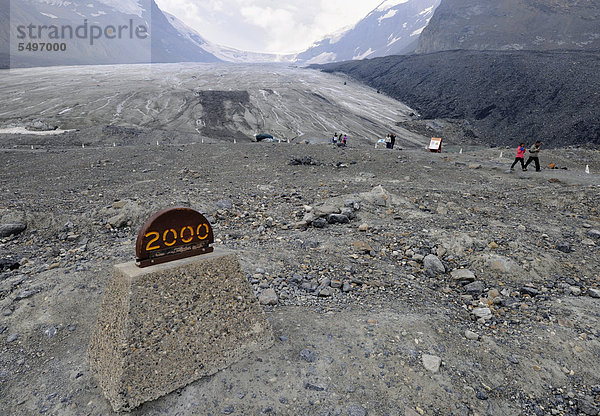 Hinweis auf Rückgang der Gletscher durch globale Erderwärmung  ehemalige Ausdehnung des Athabasca-Gletscher im Jahr 2000  Columbia Icefield Eisfeld  Icefields Parkway  Jasper Nationalpark  Canadian Rocky Mountains  Alberta  Kanada