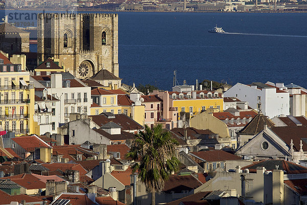 Kathedrale Catedral SÈ Patriarcal  Stadtviertel Alfama vor dem Fluss Tejo  Lissabon  Portugal  Europa