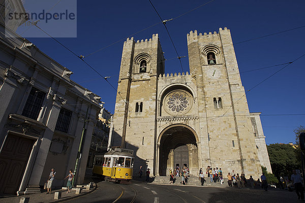 Gelbe Straßenbahn vor der Kathedrale Catedral SÈ Patriarcal  Lissabon  Portugal  Europa