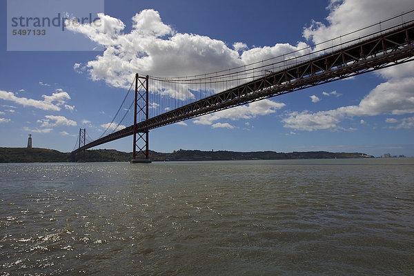 Ponte 25 de Abril  Hängebrücke  über den Fluss Tejo  links Jesus-Statue Cristo-Rei in Almada  Lissabon  Portugal  Europa