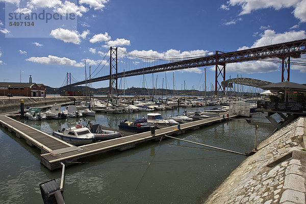 Doca de Santo Amaro  Jachthafen am Tejo Flussufer  dahinter Sonnendach-Skulptur und Ponte 25 de Abril  Hängebrücke  Alcantara  Lissabon  Portugal  Europa