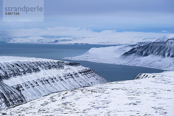 Winterstimmung auf Spitzbergen  Aussicht über Longyeardalen  Adventfjorden und Isfjorden  Longyearbyen  Spitzbergen  Svalbard  Norwegen  Europa