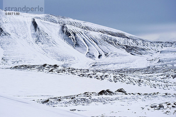 Detail einer schneebedeckten Berglandschaft auf Spitzbergen  Svalbard  Norwegen  Europa
