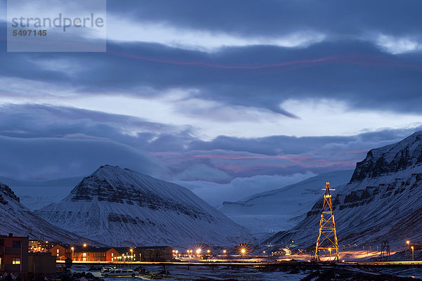 Teile der Stadt Longyearbyen vor der winterlichen Bergkulisse des Longyeardal im maximalen Tageslicht der fortschreitenden Polarnacht  Longyearbyen  Spitzbergen  Svalbard  Norwegen  Europa