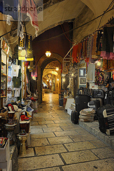 Basargasse zwischen dem Arabischen Viertel  vorne  und dem Jüdischen Viertel  hinten  Altstadt  Jerusalem  Israel  Vorderasien